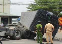 Kinh hãi xe container đang chạy đứt rơ móc đổ xuống đường