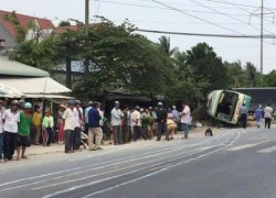 Lật xe buýt, 20 người thoát chết