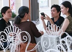 Lý Nhã Kỳ thư thả đưa mẹ đi uống cafe