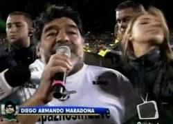 Maradona đánh người trong trận đấu vì hòa bình