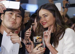 Miranda Kerr thân thiện chụp hình cùng fan Nhật