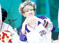 Bật khóc khi Yu Gyeom (Got7) cầu nguyện cho fan Việt vừa qua đời