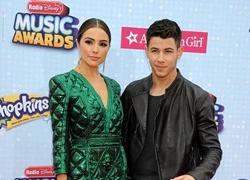 Nick Jonas tự hào khoe bạn gái cực xinh trên thảm đỏ