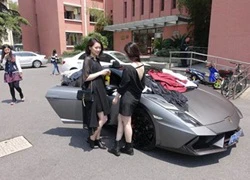 Nữ sinh lái Lamborghini đến trường bán quần áo