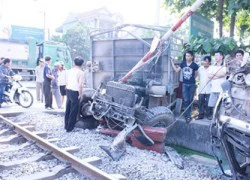 Ô tô đâm gác chắn lao vào tàu lửa đang chạy