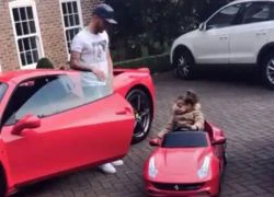 Ryan Bertrand khoe xe Ferrari đôi cùng con gái