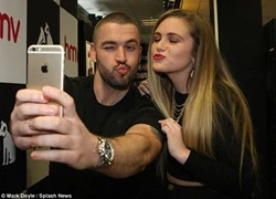 Shayne Ward chu môi "tự sướng" nhí nhố cùng fan nữ