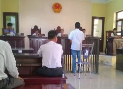 Tòa tuyên &#8216;người bị súng công an xã nổ bị thương&#8217; vô tội