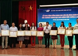 VNPT trao bằng khen cho cán bộ trường Trung học BCVT và CNTT 1