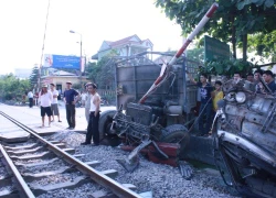 Xe tải mất lái tông thẳng vào đoàn tàu chở hàng