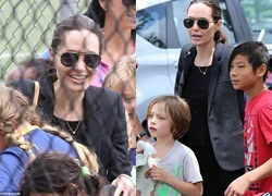 Angelina Jolie hào hứng cổ vũ các con gái chơi đá bóng