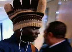 Balotelli bị fan &#8220;ném đá&#8221; vì khoe thời trang quái dị