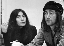 Bán đấu giá kính mắt và giấy tờ ly hôn của John Lennon