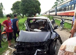 Băng qua đường sắt, ôtô bị tàu đâm bay xa cả chục mét