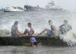 Bão Noul đổ vào Philippines, 2 người chết