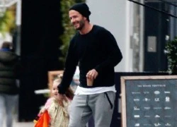 Becks và công chúa cưng nắm tay nhau cười hớn hở