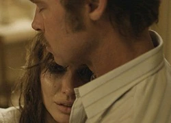 "By The Sea": Angelina Jolie rơi nước mắt trong vòng tay của Brad Pitt