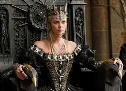 Charlize Theron đòi cát-sê triệu đô ngang Chris Hemsworth trong "The Huntsman"