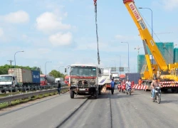 Container lật nhào vì vấp "sống trâu" trên đại lộ nghìn tỉ