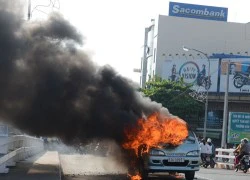 Đang chở khách, xe trung chuyển phát cháy ngùn ngụt