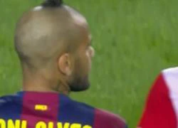 Dani Alves gây sốt vì kiểu đầu "độc"