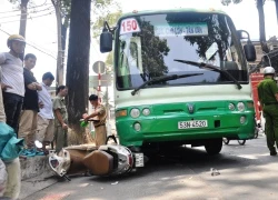 Đẩy nghiêng xe buýt, giải cứu người phụ nữ mắc kẹt dưới gầm xe