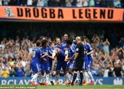 Didier Drogba được đồng đội bế ra sân trong lần cuối cùng khoác áo Chelsea