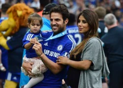 Fabregas vừa bế con vừa hôn người tình hơn 13 tuổi