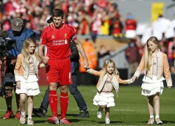 Gerrard mang ba công chúa nhỏ ra sân chia tay Liverpool