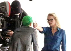 Harley Quinn chĩa súng vào đầu Joker trong "Suicide Squad"