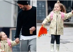 Harper Beckham cười đùa với bố trên đường đi học