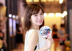 Hot girl M.U xinh đẹp thuần khiết dự họp báo "Bộ Ba Rắc Rối"