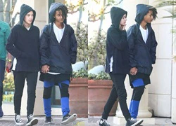 Jaden Smith nắm chặt tay gái lạ trên phố