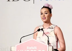 Katy Perry có &#8216;cánh tay trái&#8217; là người Việt