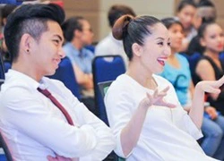 Khánh Thi bầu to làm động tác ngộ nghĩnh trước mặt Phan Hiển