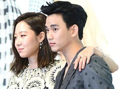 Kim Soo Hyun ngại ngùng khi được Gong Hyo Jin khoác vai tình tứ