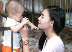 Lan Ngọc chơi đùa cùng trẻ mồ côi