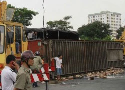 Lật container, một số người 'hôi của' hàng ngàn hộp sữa đổ ra đường