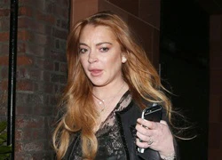 Lindsay Lohan tới club vui vẻ sau một ngày chịu án phạt