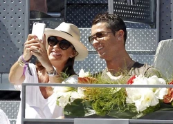 &#8216;Mặc&#8217; Irina có bồ mới, C. Ronaldo vui vẻ bên fan nữ