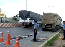 "Mật phục" xe quá tải trên đường Võ Nguyên Giáp