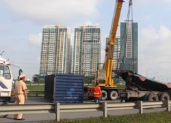 Rớt thùng container, tuyến giao thông Cát Lái - Xa lộ Hà Nội ùn ứ