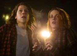 Sát thủ Jesse Eissenberg và Kristen Stewart bầm giập trong "American Ultra"