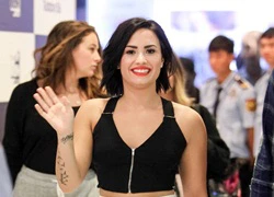 Sau họp báo, Demi Lovato đại náo trung tâm mua sắm