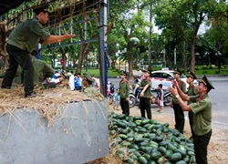 Sinh viên An ninh bán dưa hấu trong nắng nóng 37 độ