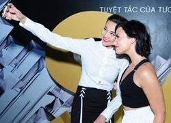 Thanh Hằng nhí nhảnh chụp ảnh selfie cùng Demi Lovato