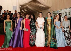 Triệu Vy khoe ngực trên thảm đỏ Met Gala 2015