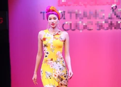 Váy hoa rực rỡ trên sàn catwalk