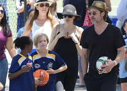 Vợ chồng Jolie-Pitt tình cảm đi xem bóng