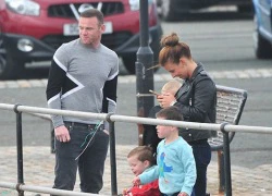 Vợ chồng Rooney đưa con đi dạo biển